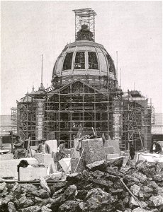 La porte principale et le dôme central en construction; D'après la photographie de M. Giard