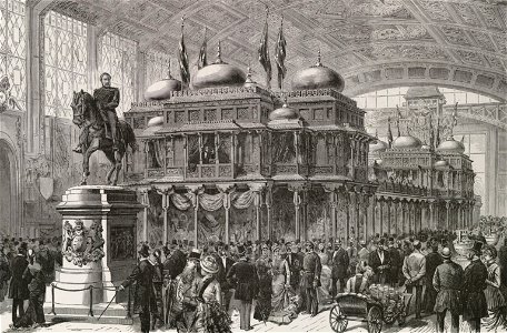 La statue du Prince de Galles et l'exposition de l'Inde anglaise, dans la galerie d'Iéna
