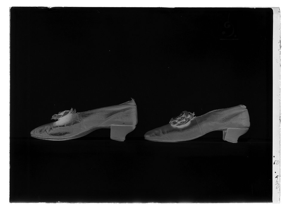 Lakejsko, pumps, gjord av mörkbrunt getskinn - Livrustkammaren - 43288-negative