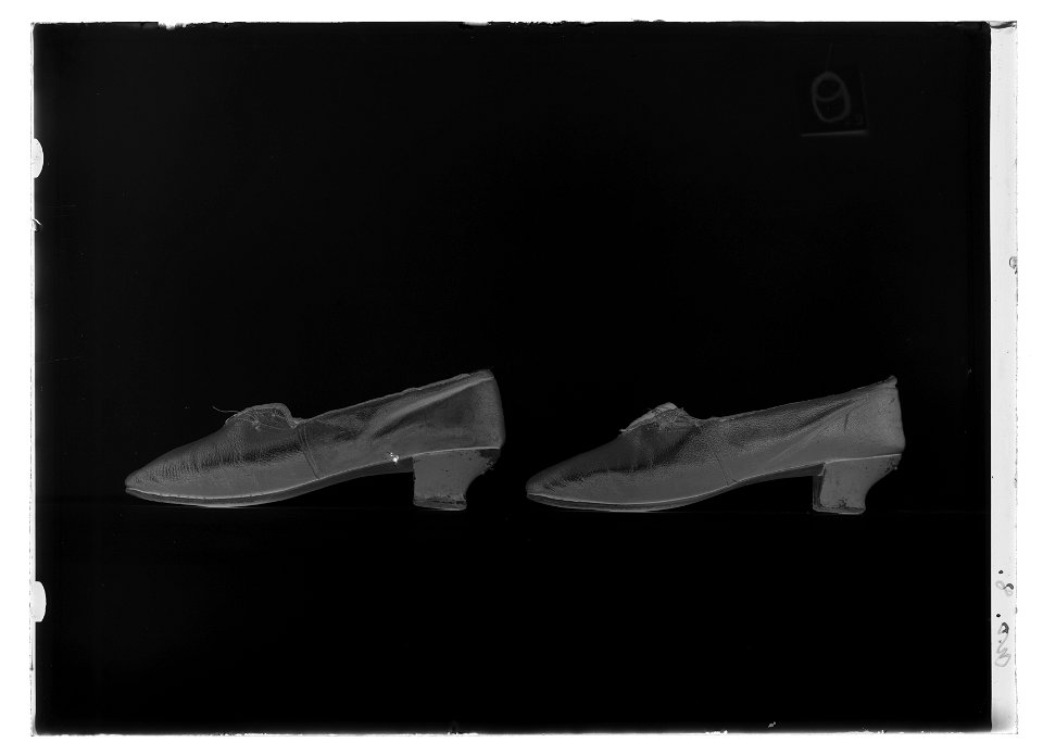 Lakejsko, pumps, gjord av mörkbrunt getskinn - Livrustkammaren - 51848-negative