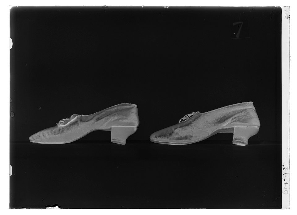 Lakejsko, pumps, gjord av mörkbrunt getskinn - Livrustkammaren - 9043-negative