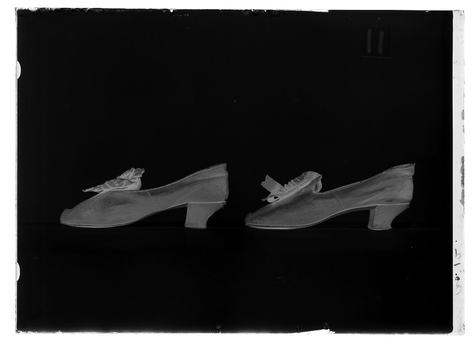 Lakejsko, pumps, gjord av mörkbrunt getskinn - Livrustkammaren - 17606-negative