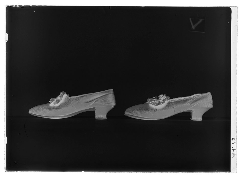 Lakejsko, pumps, gjord av mörkbrunt getskinn - Livrustkammaren - 77528-negative