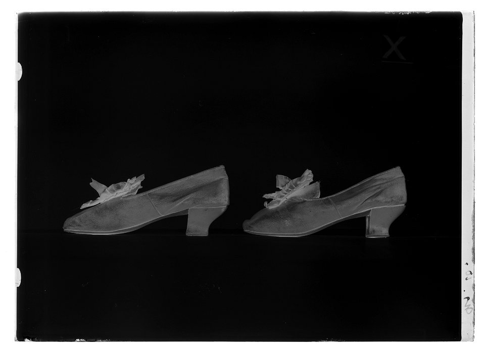 Lakejsko, pumps, gjord av mörkbrunt fårskinn - Livrustkammaren - 34730-negative