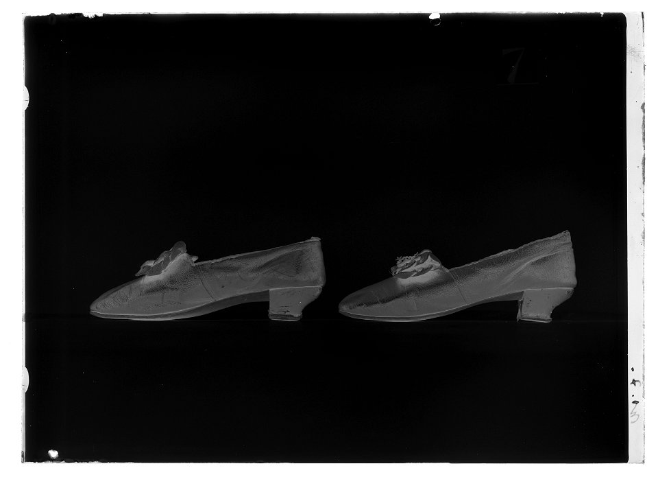 Lakejsko, pumps, gjord av mörkbrunt getskinn - Livrustkammaren - 68971-negative