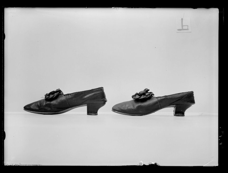 Lakejsko, pumps, gjord av mörkbrunt getskinn - Livrustkammaren - 484