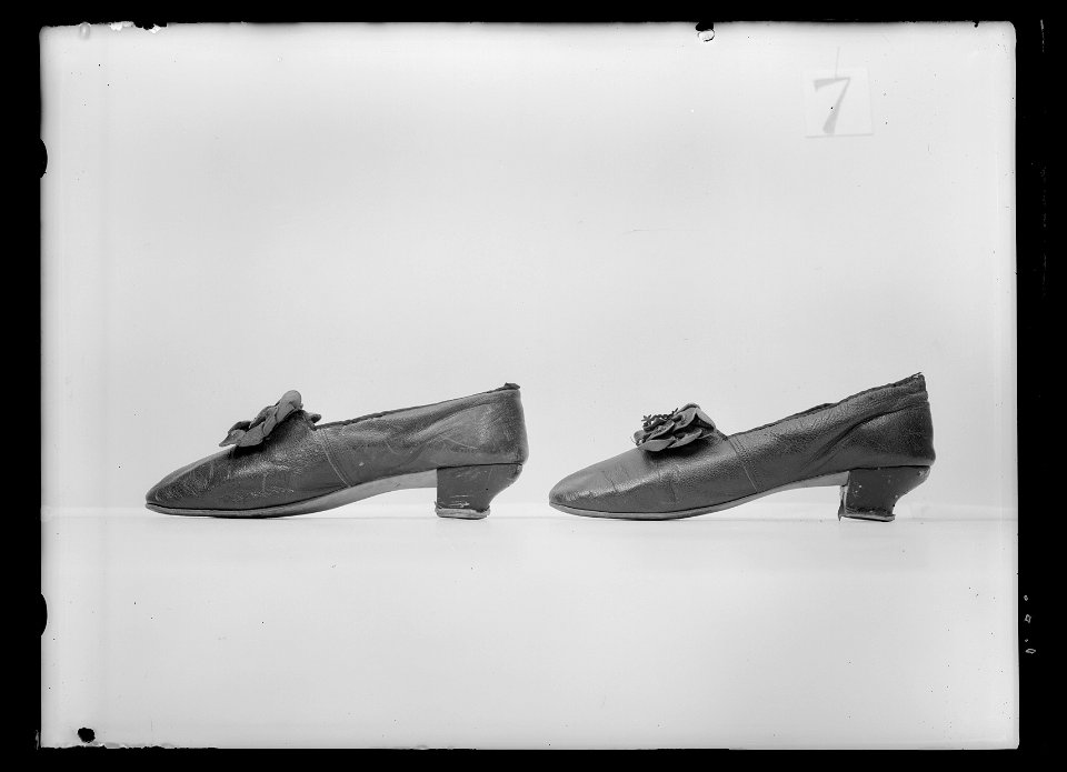 Lakejsko, pumps, gjord av mörkbrunt getskinn - Livrustkammaren - 68971