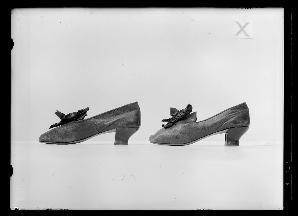Lakejsko, pumps, gjord av mörkbrunt fårskinn - Livrustkammaren - 34730