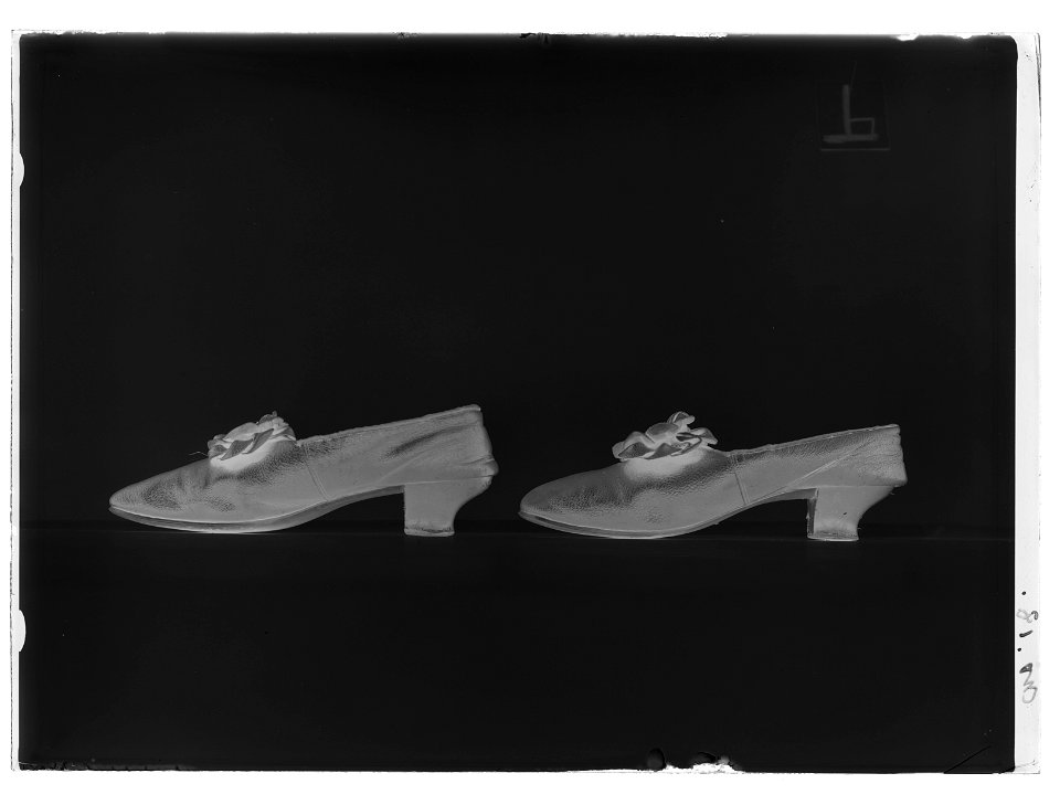 Lakejsko, pumps, gjord av mörkbrunt getskinn - Livrustkammaren - 484-negative