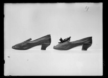Lakejsko, pumps, gjorda av mörkbrunt getskinn - Livrustkammaren - 486