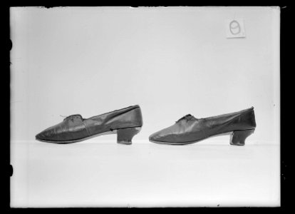 Lakejsko, pumps, gjord av mörkbrunt getskinn - Livrustkammaren - 51848