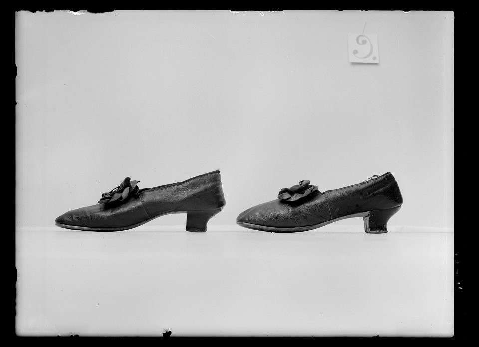 Lakejsko, pumps, gjord av mörkbrunt getskinn - Livrustkammaren - 26167