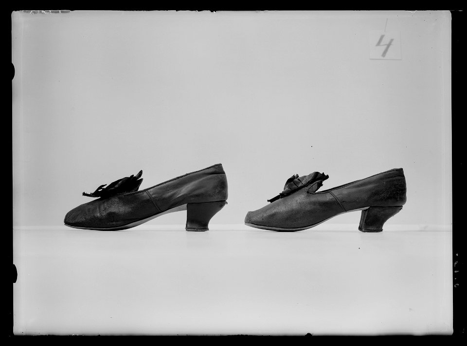 Lakejsko, pumps, gjord av svärtat fårskinn - Livrustkammaren - 68969