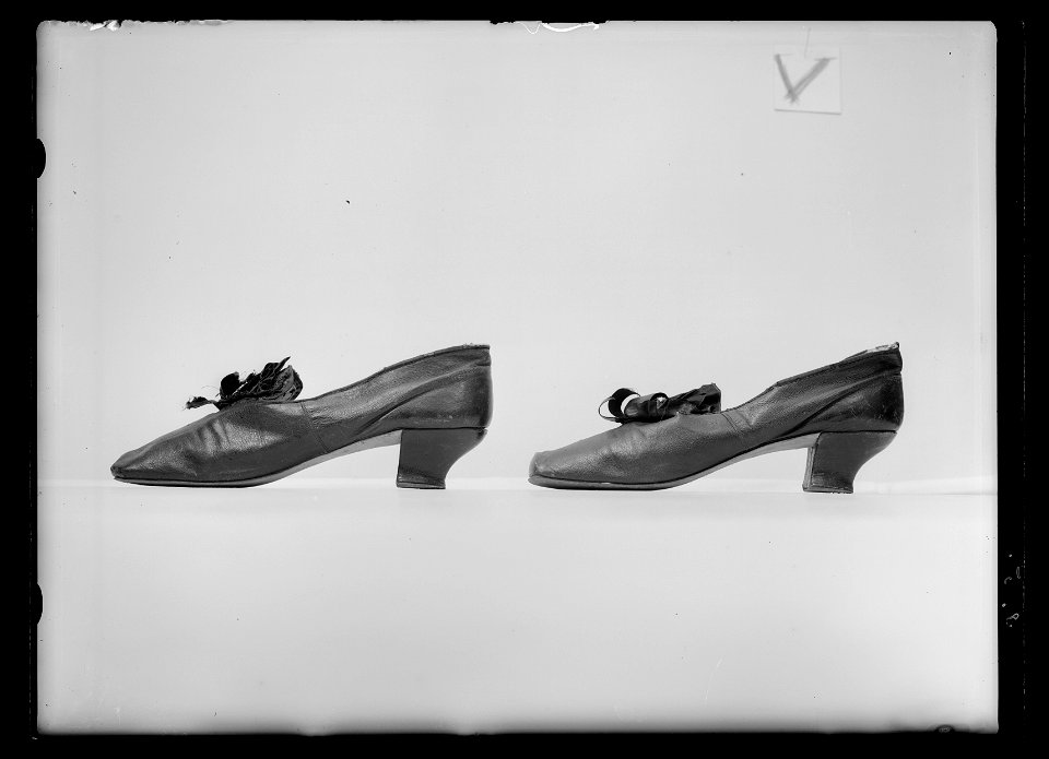 Lakejsko, pumps, gjord av mörkbrunt getskinn - Livrustkammaren - 77530
