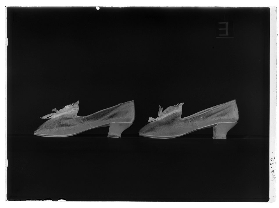 Lakejsko, pumps, gjord av mörkbrunt getskinn - Livrustkammaren - 60407-negative