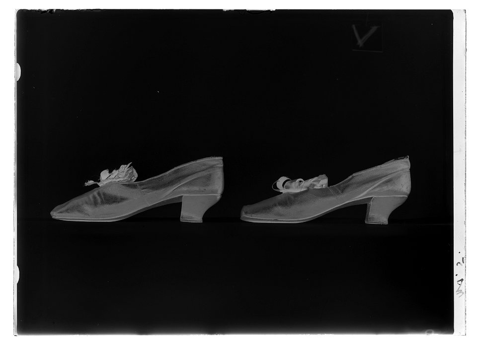 Lakejsko, pumps, gjord av mörkbrunt getskinn - Livrustkammaren - 77530-negative