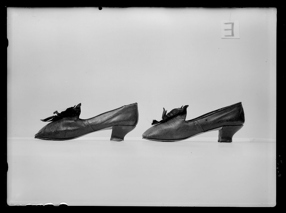 Lakejsko, pumps, gjord av mörkbrunt getskinn - Livrustkammaren - 60407