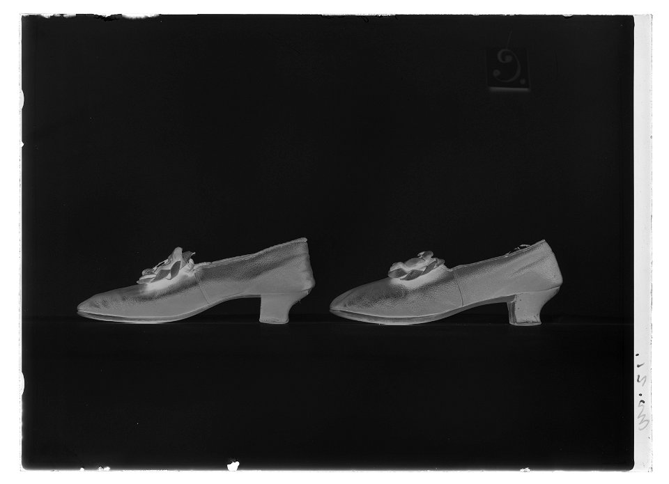 Lakejsko, pumps, gjord av mörkbrunt getskinn - Livrustkammaren - 26167-negative