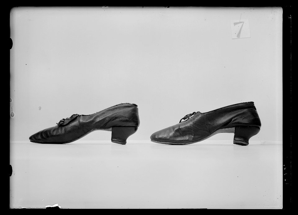 Lakejsko, pumps, gjord av mörkbrunt getskinn - Livrustkammaren - 9043