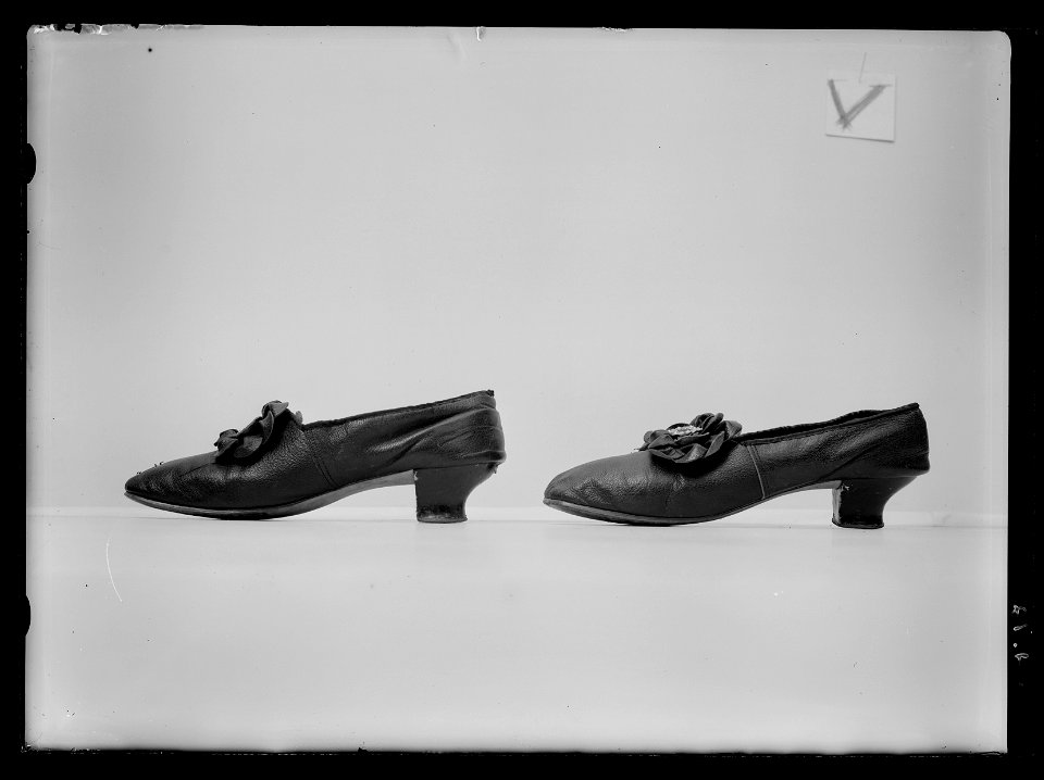 Lakejsko, pumps, gjord av mörkbrunt getskinn - Livrustkammaren - 77528