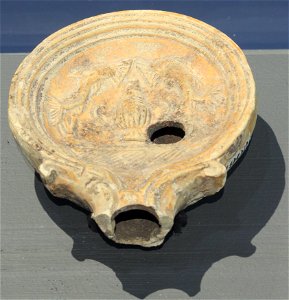 Lampe à huile au motif de l'urne cinéraire de Germanicus MBALyon 2018