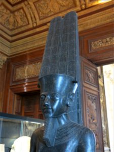 Le dieu Amon protège Toutânkhamon (Louvre, E 11609) - tête d'Amon