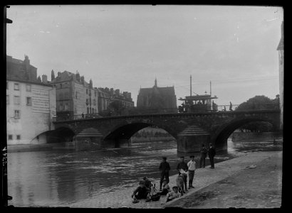 Le pont Saint-Georges vu depuis la berge de la Moselle avec le chevet de la cathédrale en arrière-pl FIP PRI 1755