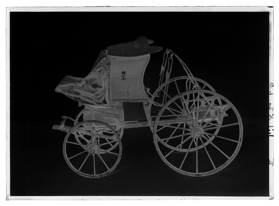Lekvagn, high flyer phaeton, för prinsessan Lovisa - Livrustkammaren - 61312-negative