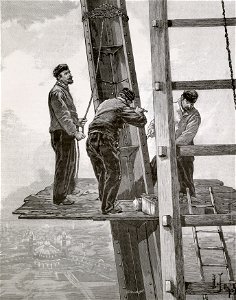 Les travaux de la Tour Eiffel. À 180 mètres en l'air. Boulonnage du joint des deux arbalétriers