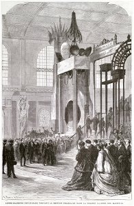 Leurs majestés impériales visitant la section française dans la Grande galerie des machines