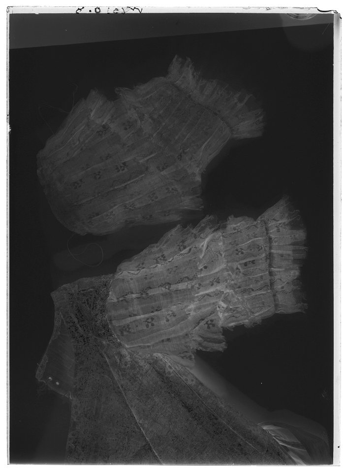 Liv till kröningsklänning, en s k robe de cour, Sofia Magdalena, 1772 - Livrustkammaren - 61707-negative