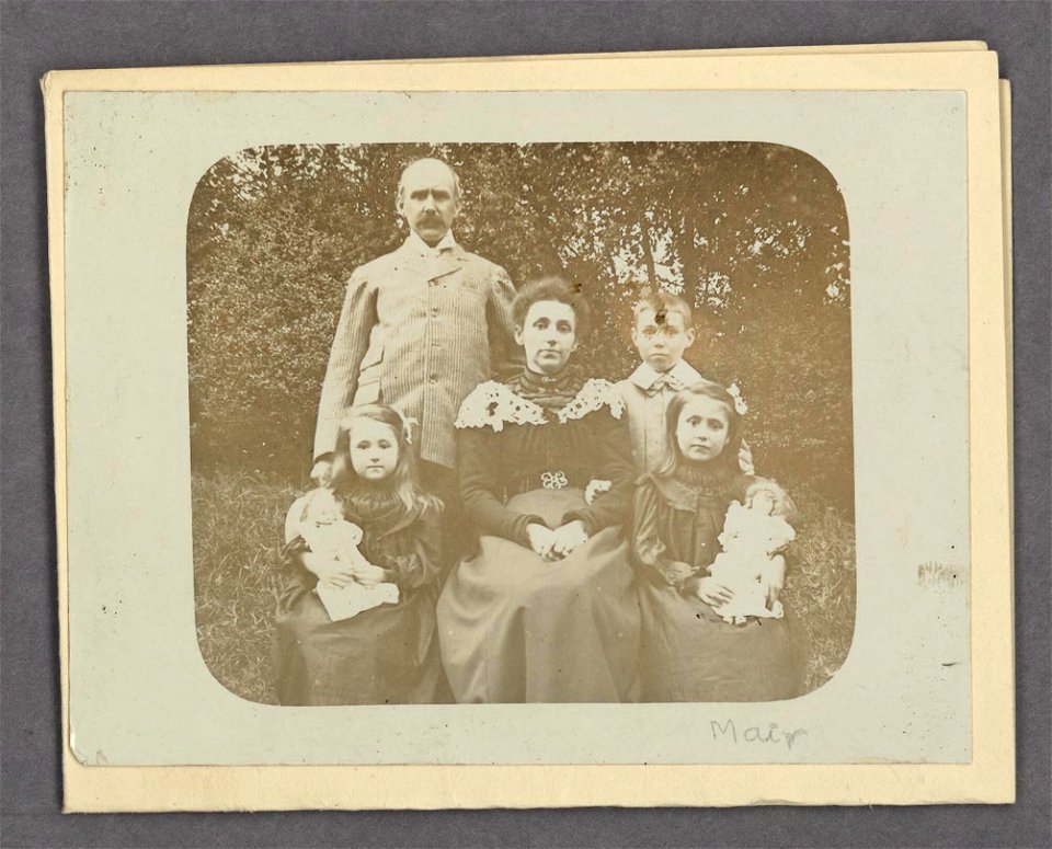 Llwyd ap Iwan, his wife and children (5349037)