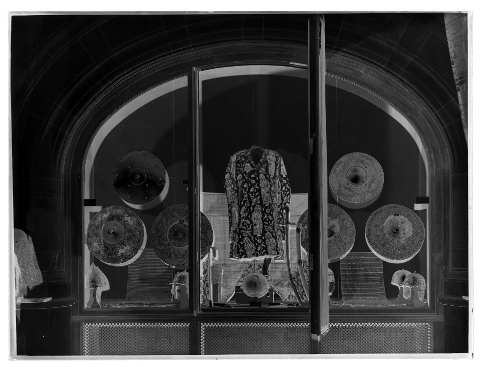 Livrustkammaren på Nordiska museet, 1915 cirka - Livrustkammaren - 34375-negative