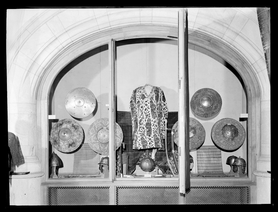 Livrustkammaren på Nordiska museet, 1915 cirka - Livrustkammaren - 34375