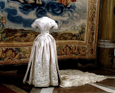 Lovisa av Sveriges (1828-1871) brudklänning från 1850-06-19 - Livrustkammaren - 64480