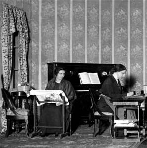 Ludmilla Pitoëff et Nora Sylvère dans Mademoiselle Bourrat (1923)