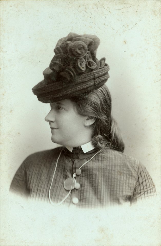 Lukács Júlia selyemvirágos kalapban (Kossak József felvétele)