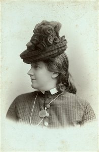 Lukács Júlia selyemvirágos kalapban (Kossak József felvétele)