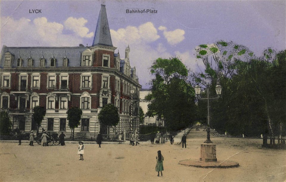 Lyck, Ostpreußen - Bahnhofsplatz (Zeno Ansichtskarten)