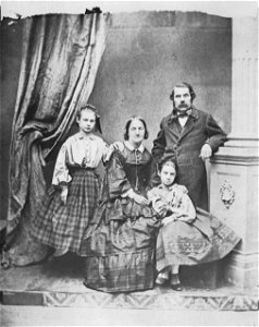 Löcherer, Alois - Familie Löcherer im eigenen Atelier (Zeno Fotografie)