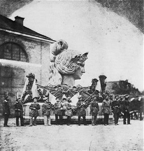Löcherer, Alois - Im Hof der Erzgießerei von Ferdinand von Miller (Zeno Fotografie)