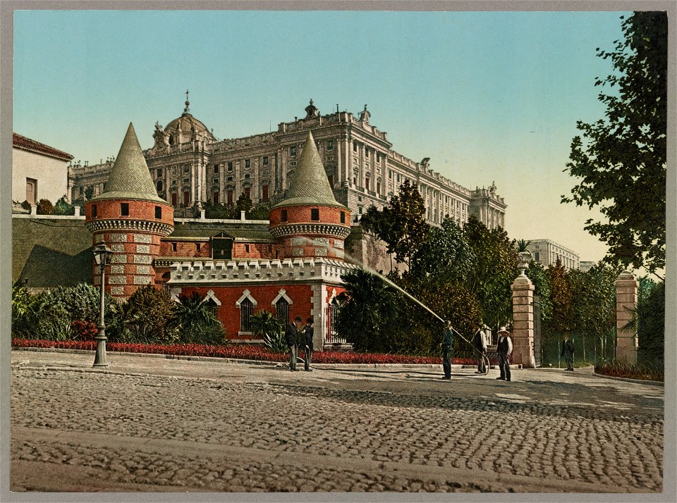 Madrid. Palacio Real desde el Paseo de San Vincente LCCN2017660761
