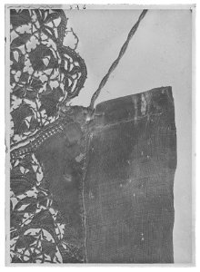 Manschett av linne med sydd spets, använd till Gustav II Adolfs första sveptröja - Livrustkammaren - 35173-negative