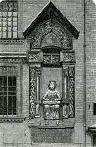 Mantova monumento a Virgilio posto all’esterno del palazzo della Ragione