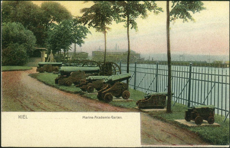 Marine-Sammlung erbeuteter gegnerischer Geschütze im Garten der Marineakademie (Kiel 27.815)