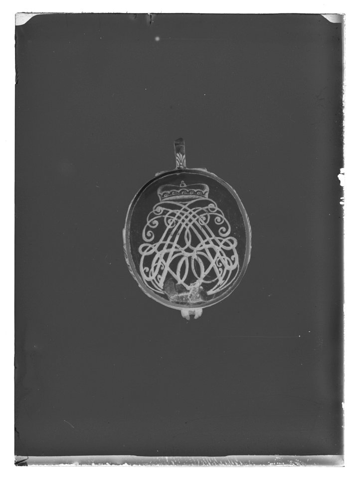 Miniatyrporträtt av okänd dam, 1660 ca, monterad i medaljong - Livrustkammaren - 54156-negative
