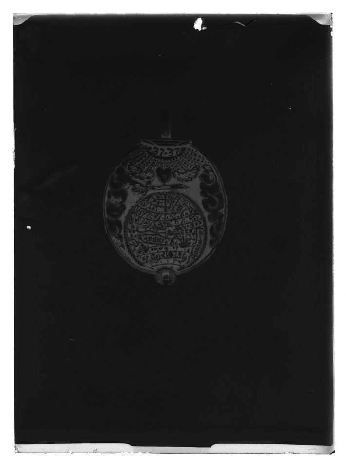 Miniatyrporträtt av okänd dam, 1660 ca, monterad i medaljong - Livrustkammaren - 62717-negative