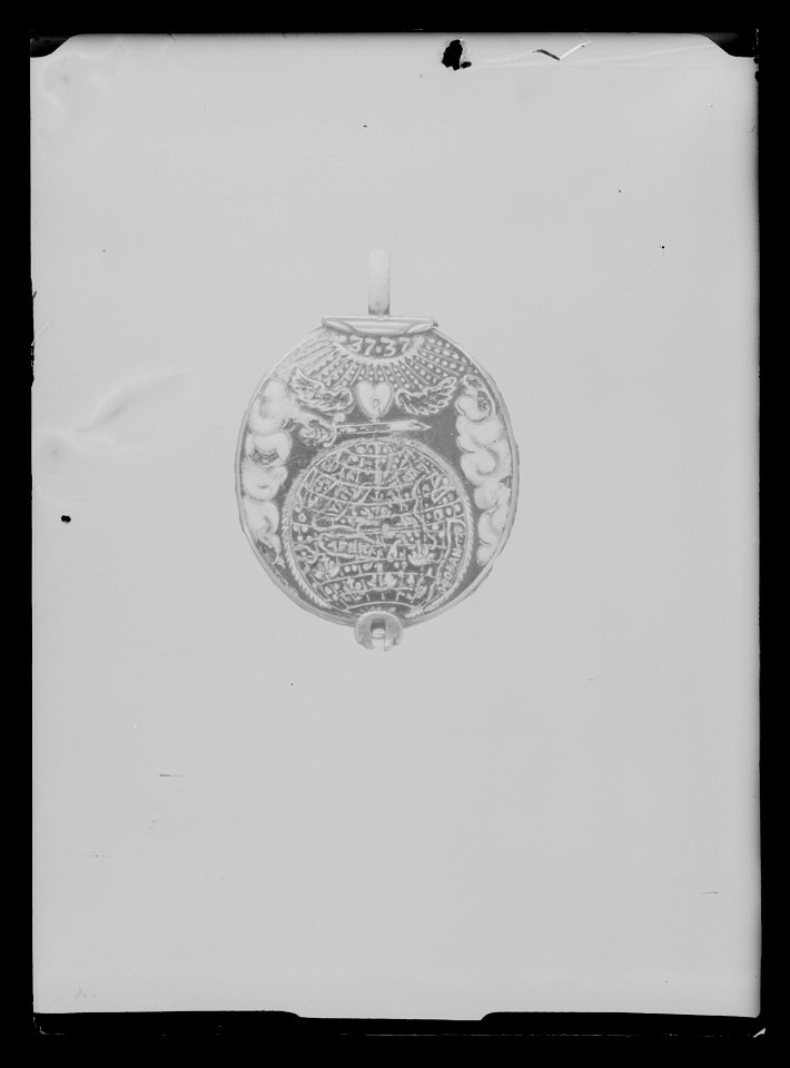 Miniatyrporträtt av okänd dam, 1660 ca, monterad i medaljong - Livrustkammaren - 62717