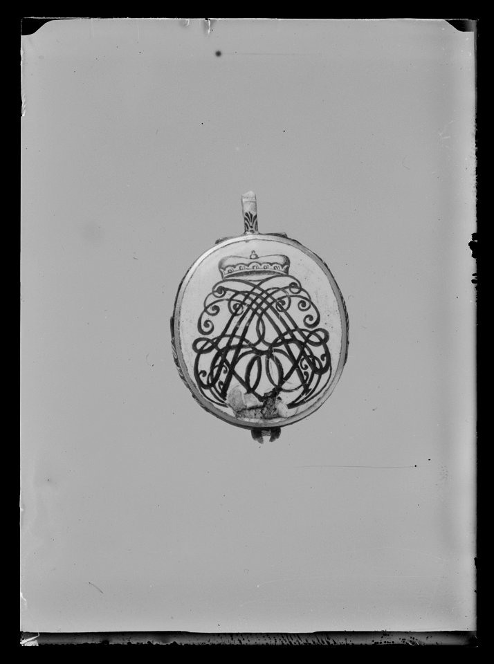 Miniatyrporträtt av okänd dam, 1660 ca, monterad i medaljong - Livrustkammaren - 54156