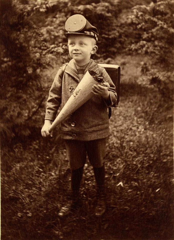 Mit Schultüte und eigenartiger Mütze